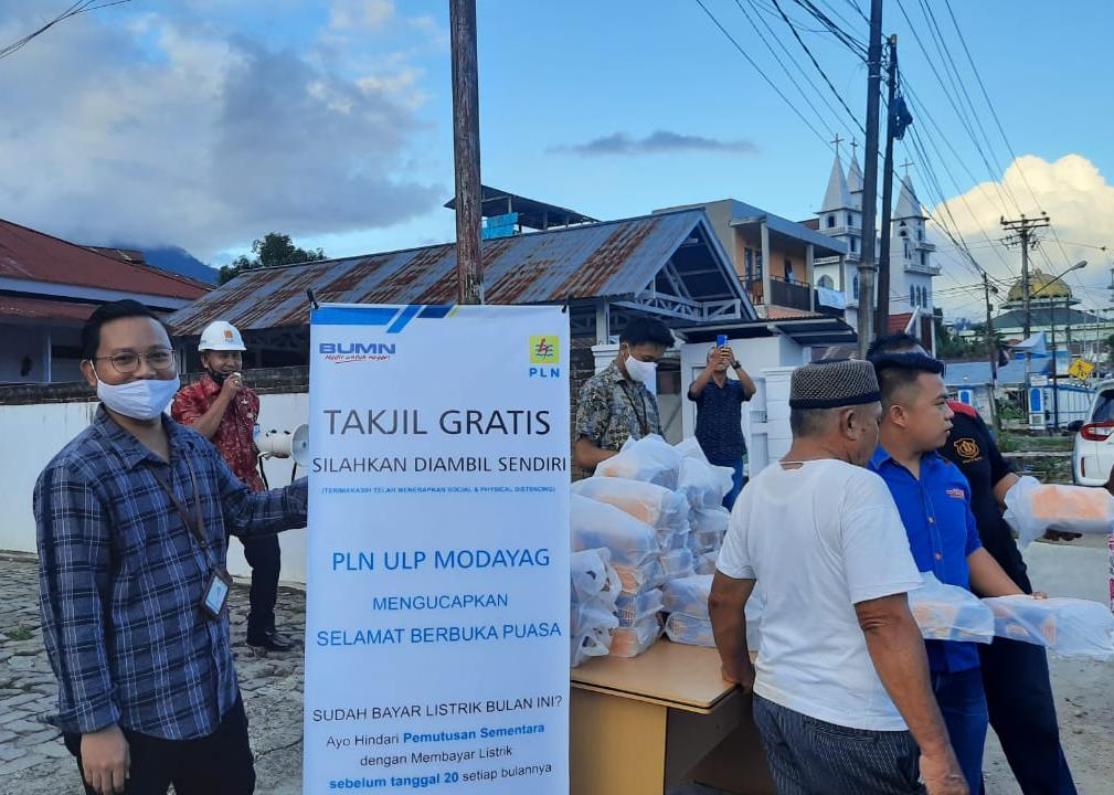 PLN ULP Modayag Berbagi Takjil Gratis